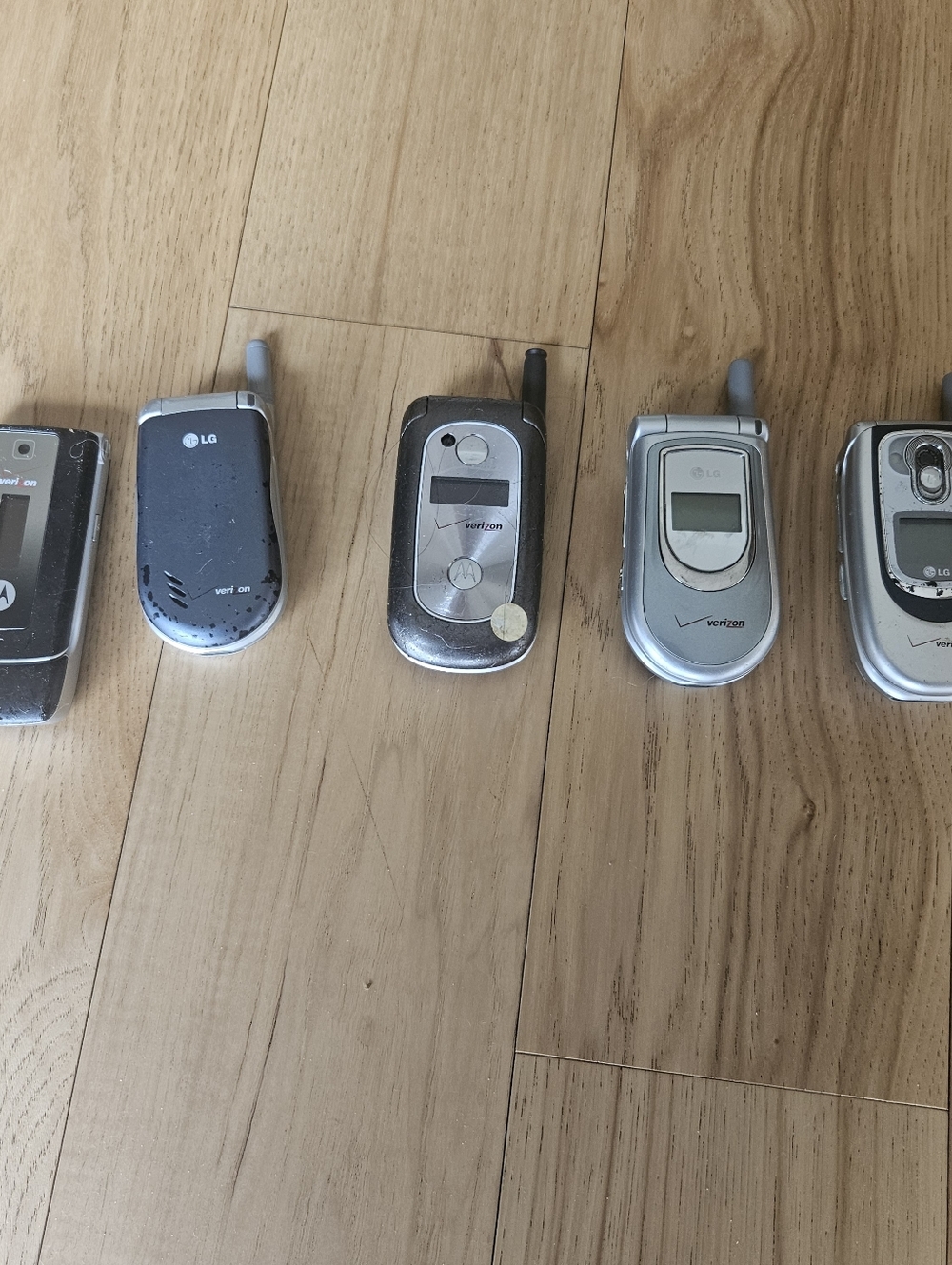 Y2k Motorola Silver Flip Cell Phone - Classic Verizon Compatible